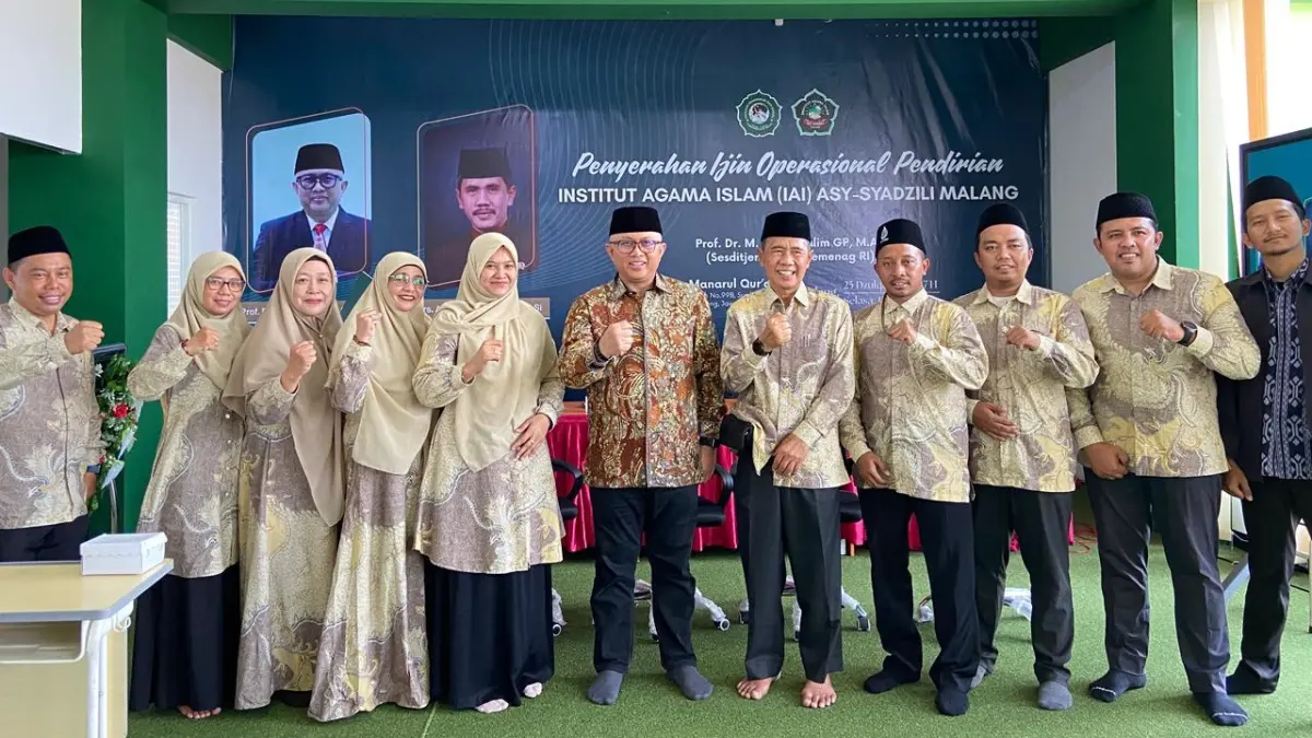 KOMPAK: Kebersamaan Rektor IAI Asy-Syadzili Drs H. Abdul Mujib Syadzili MSi (tengah) bersama para wakil rektor, ketua prodi, dan dosen.