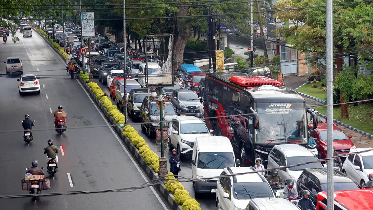 MULAI PADAT: Kepadatan arus kendaraan mulai terlihat di Jalan Ahmad Yani, Kecamatan Blimbing, kemarin (13/5). Didominasi kendaraan yang melaju dari arah Kota Malang. (Darmono/Radar Malang)
