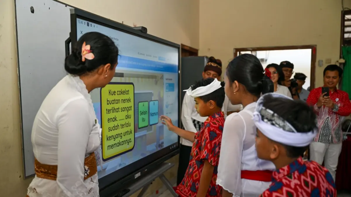 Murid SDN 6 Sumerta sedang melaksanakan kegiatan belajar mengajar menggunakan Interactive Flat Panel (IFP). (Dok. Kemendikdasmen)