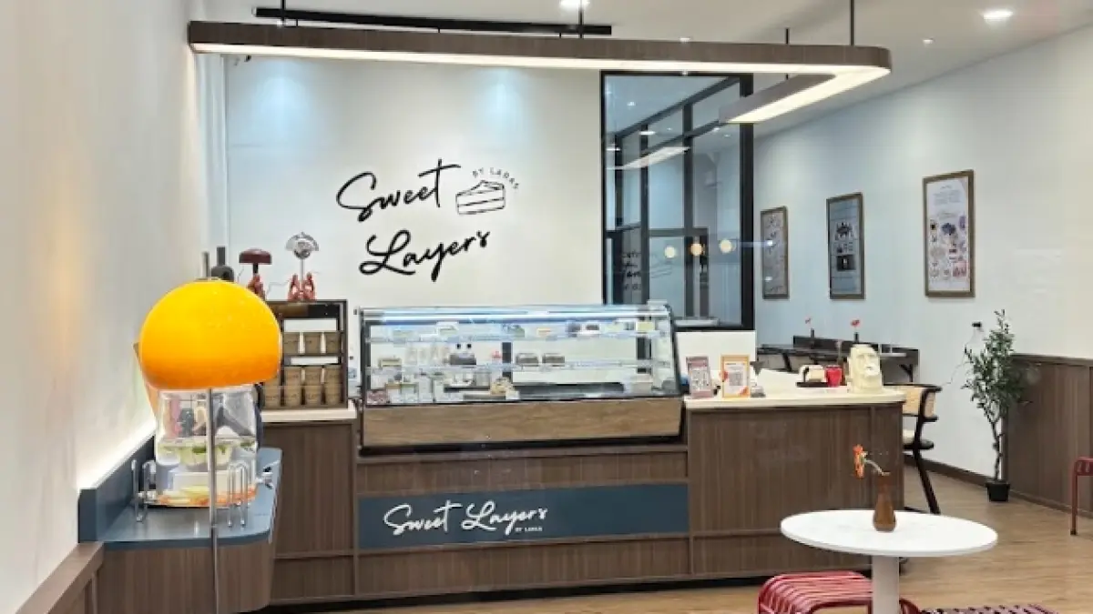 NYAMAN: Sweet Layers by Laras buka setiap hari mulai pukul 09.00 WIB hingga 21.00 WIB.