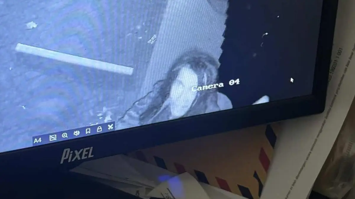 Pelaku terekam CCTV mencuri lampu di Raharja Notebook Center pada Selasa dini hari (12/5). (Tangkapan rekaman CCTV Raharja Notebook Center)