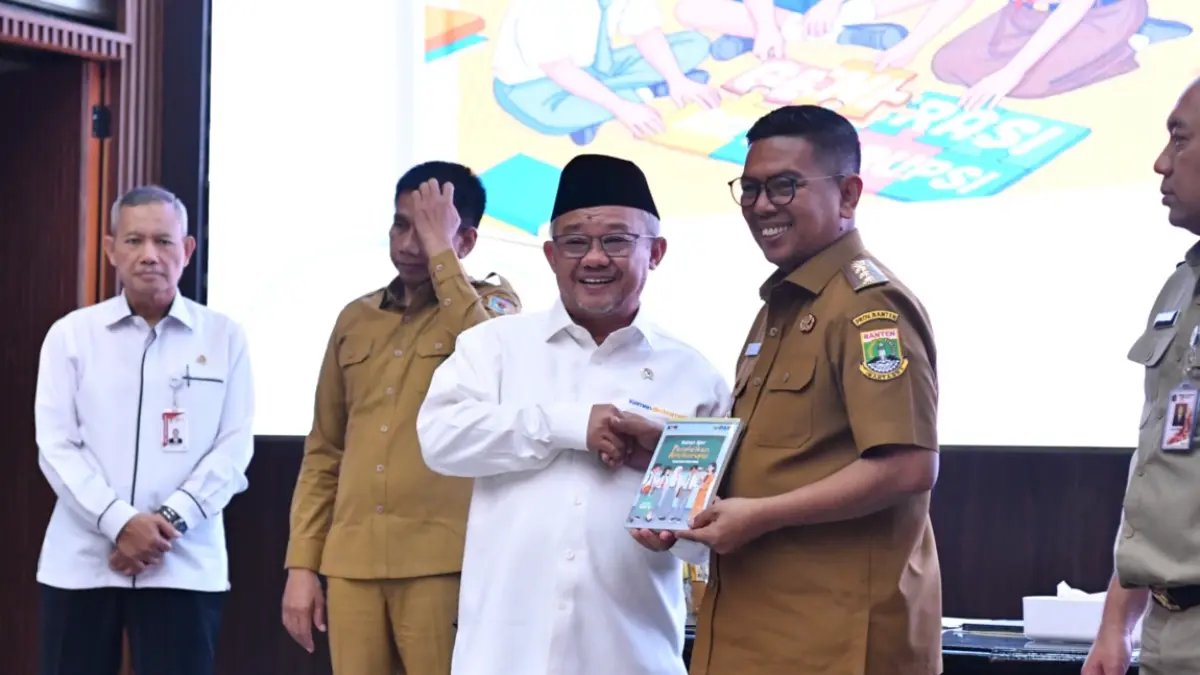 PERKUAT PENDIDIKAN KARAKTER: Mendikdasmen Abdul Mu’ti bersama para jajaran menteri meluncurkan Panduan Pendidikan Antikorupsi 2026. (Dok. Kemendikdasmen)