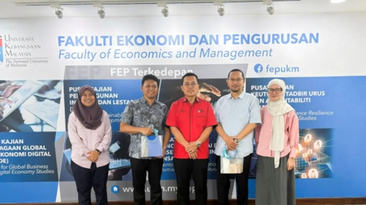 SINERGI: Wakil Dekan Bidang Kemahasiswaan FIA UB (dua dari kanan), Sekretaris Departemen Administrasi Bisnis FIA UB (dua dari kiri) dan perwakilan dari Universitas Kebangsaan Malaysia.