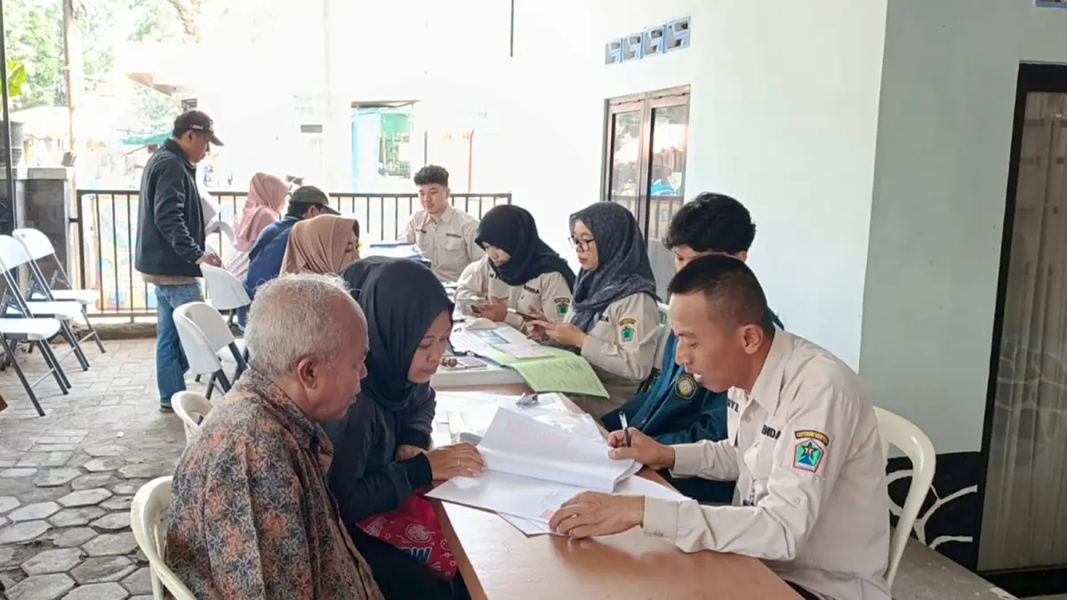 TAMBAH LAYANAN: Petugas Bapenda Kota Malang melayani sejumlah warga yang hendak membayar pajak di Kantor Kelurahan Madyopuro, Selasa lalu (12/5). (BAPENDA KOTA MALANG FOR RADAR MALANG)
