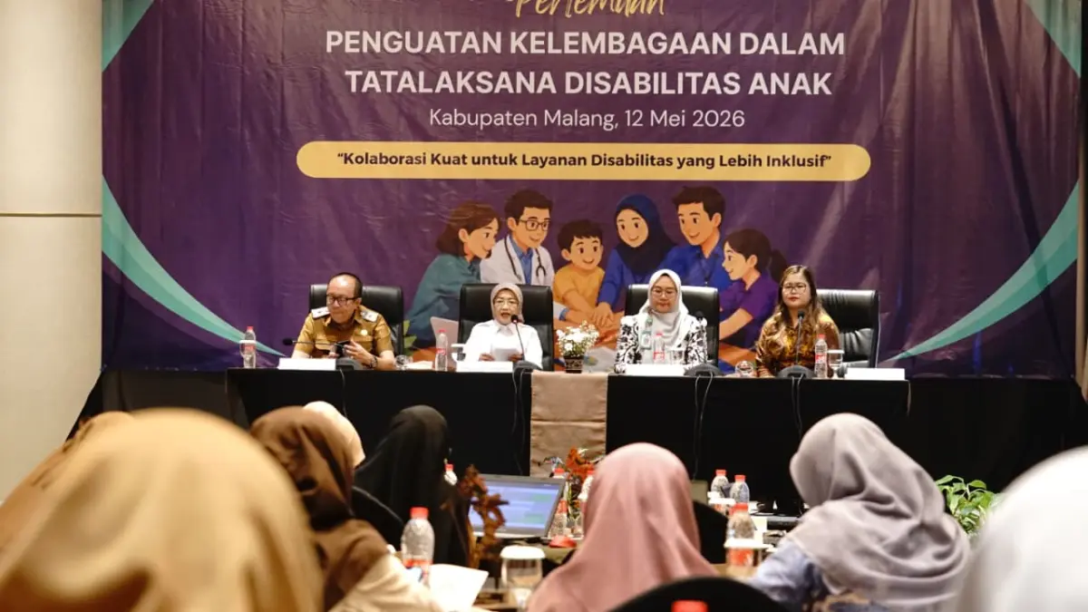 Wabup Malang Lathifah Shohib (dua dari kiri) menjelaskan pentingnya deteksi kesehatan anak pada 12 Mei lalu. (Prokopim Kabupaten Malang)