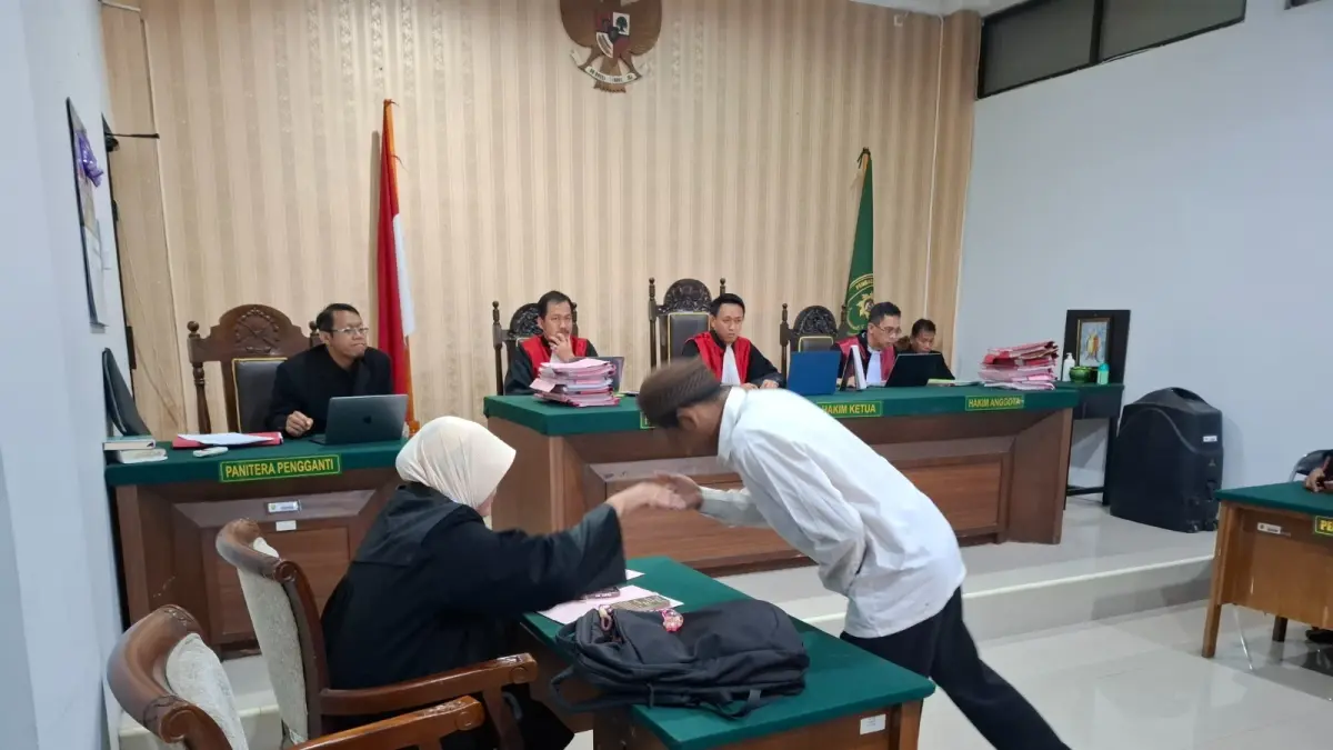 ASUSILA: Burhan Nudin, 22, pemuda asal Purwosari, Kabupaten Pasuruan menjalani sidang di Pengadilan Negeri (PN) Kepanjen beberapa waktu lalu.