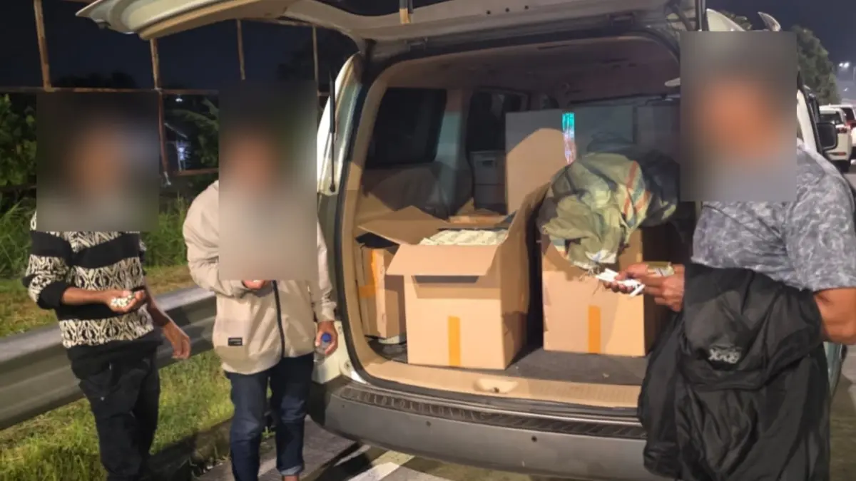 Bea Cukai Malang menyita rokok ilegal yang diangkut menggunakan Hyundai H1 di Tol Lawang, Jumat (8/5). (Dokumen Bea Cukai Malang)