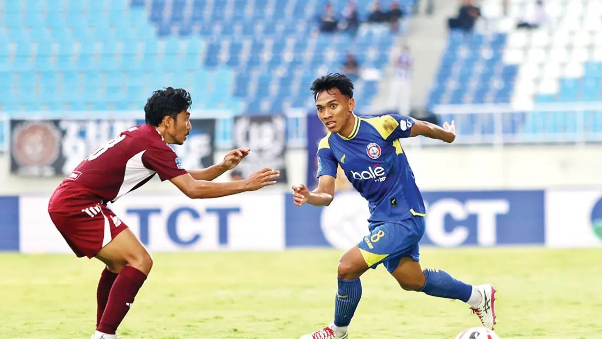 BIDIK TIGA POIN: Gelandang Arema FC Arkhan Fikri (kanan) berusaha melewati pemain PSM Makassar Muhammad Arfan dalam laga BRI Super League pekan ke-32 di Stadion Kanjuruhan, 9 Mei lalu. (foto: Darmono/Radar Malang)