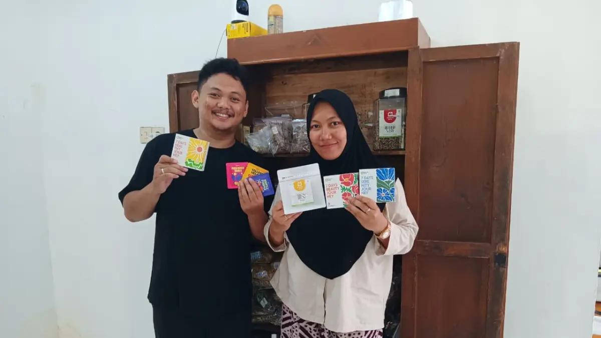 Guntur Purwadi dan Wilda Yustisia Syarifah menunjukkan jamu tradisional yang dikemas ala teh celup.  (Indah Mei Yunita/Radar Malang)