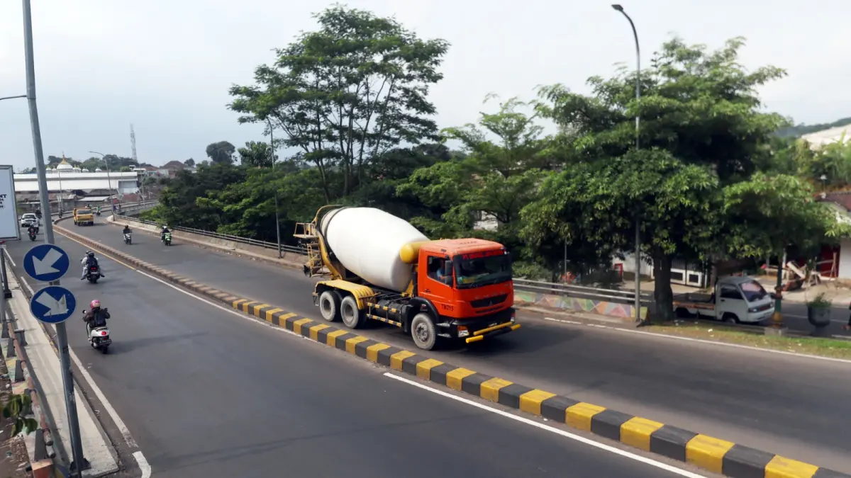 HARUS LOBI PEMKAB MALANG: Jalur lingkar timur (jalitim) berfungsi mengurai kepadatan kendaraan yang kerap terjadi di Jalan Mayjen Sungkono, Kedungkandang. Salah satunya di flyover. (DARMONO/RADAR MALANG)