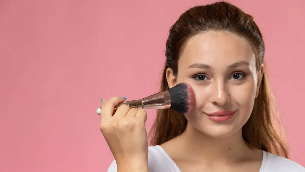 Ilustrasi Perempuan sedang memakai blush on. (Freepik)
