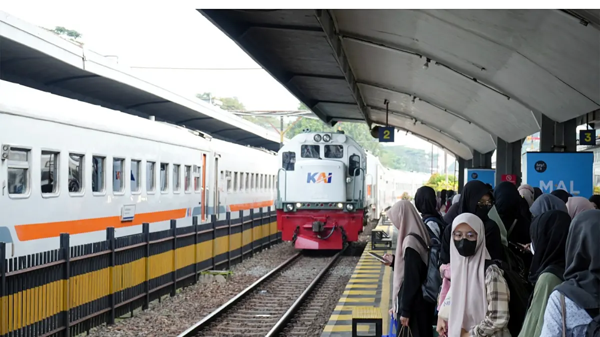 LIBUR PANJANG: Sejumlah penumpang kereta api (KA) memadati Stasiun Malang, kemarin (14/5). Peningkatan penumpang terjadi mulai Rabu lalu (13/5). (KAI Daop 8 Surabaya For Radar Malang)