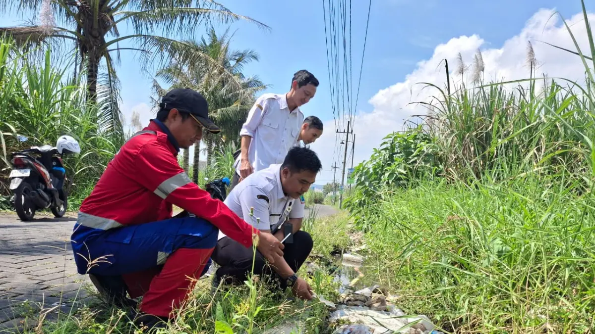LIMBAH MEDIS: Perangkat Kelurahan Bumiayu, DLH Kota Malang, bersama warga meninjau temuan limbah medis di Perumahan Emerald Garden pada Rabu (13/5).