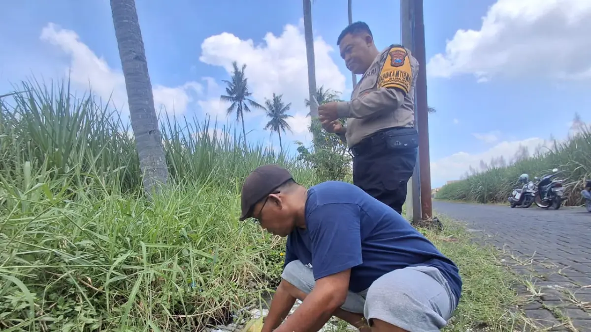 LIMBAH MEDIS: Salah satu warga Kelurahan Bumiayu dan Pihak Kepolisian meninjau temuan limbah medis di saluran irigasi Perumahan Emerald Garden pada Rabu kemarin (13/5). (foto: Nabila Amelia)