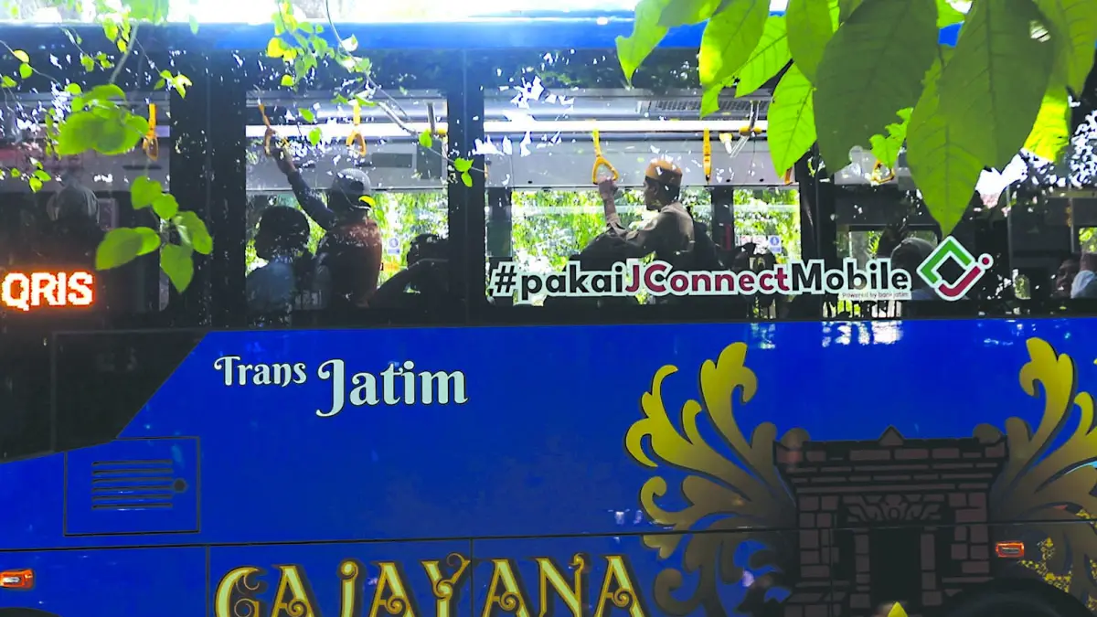 MAKSIMALKAN LAYANAN DULU: Sejumlah masyarakat Kota Malang memanfaatkan Bus Trans Jatim untuk bepergian, kemarin. Optimalisasi layanan menjadi prioritas sebelum penambahan koridor. (foto: Darmono/Radar Malang)