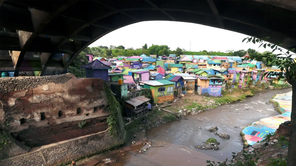 MASUK DALAM PEMETAAN: Beberapa rumah di Kampung Warna-Warni masuk zona merah atau area rawan bencana. Sudah beberapa kali kawasan di sana terimbas volume air sungai yang naik. (Darmono/Radar Malang)