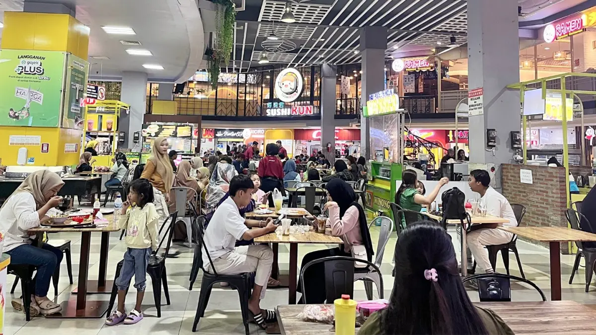 MENINGKAT: Sejumlah pengunjung memadati area foodcourt di Malang Town Square (Matos), kemarin (14/5). (NAHDIATUL AFFANDIAH/RADAR MALANG)