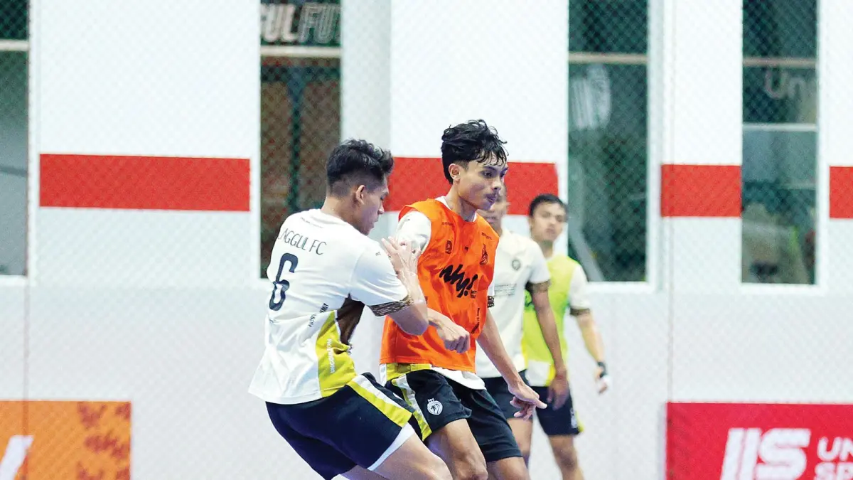 MOMENTUM UNJUK GIGI: Alief Gumilang (kanan) berusaha melewati Andres Dwi Persada dalam sesi latihan di Unggul Sports Center, kemarin.