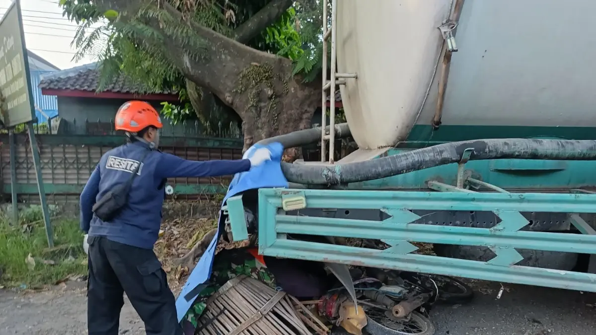 Motor Astrea masuk ke kolong tangki truk di Singosari kemarin (14/5). Pengendaranya meninggal di lokasi.
