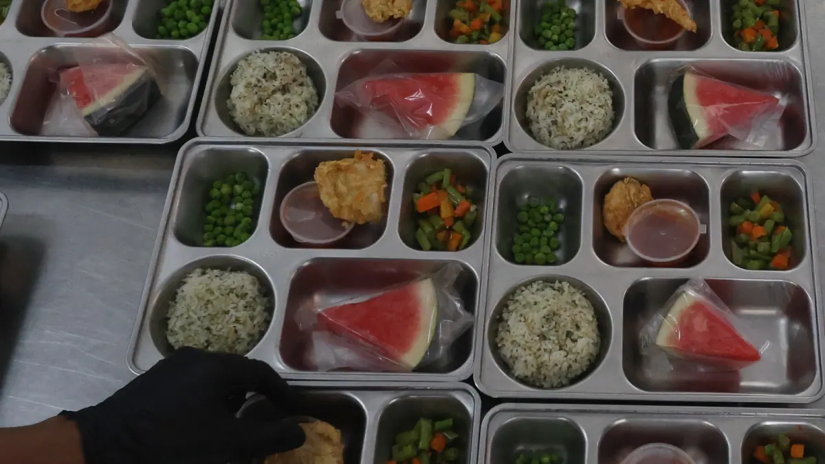PERLU SUPPORT: Salah satu dapur SPPG di Kota Malang menyiapkan MBG dengan berbagai menu di dalamnya untuk para siswa, beberapa waktu lalu. (foto: Darmono/Radar Malang)