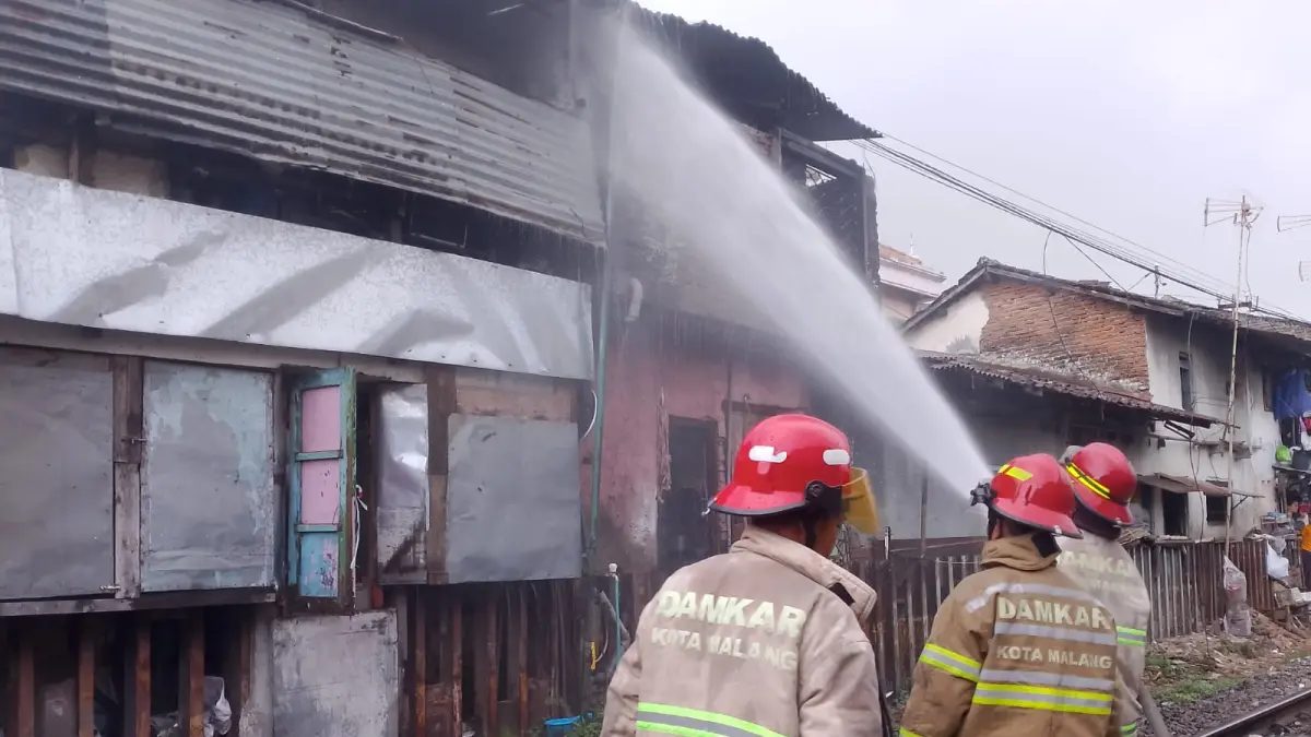 Petugas Damkar Kota Malang memadamkan api yang membakar rumah di Jalan Zaenal Zakse, Jodipan, Blimbing, Kamis (14/5). (UPT Damkar Kota Malang)