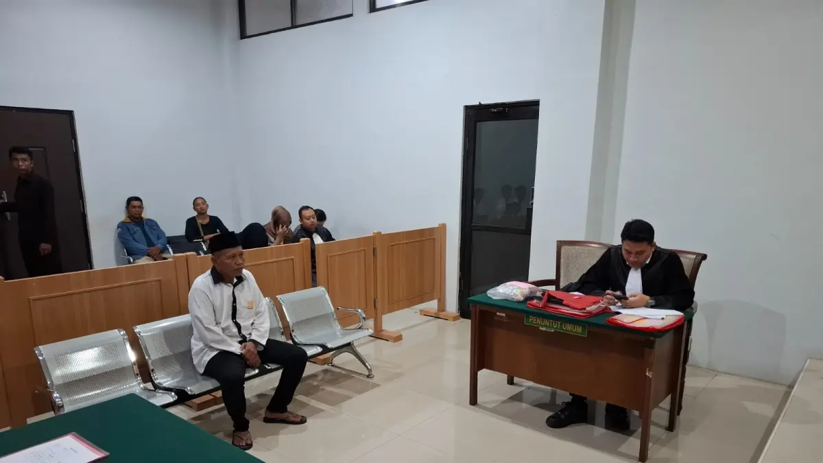PIDANA: Fadeli Amin, 54, warga Desa Krebet, Kecamatan Bululawang menjalani sidang di Pengadilan Negeri (PN) Kepanjen, Selasa lalu (12/5).

