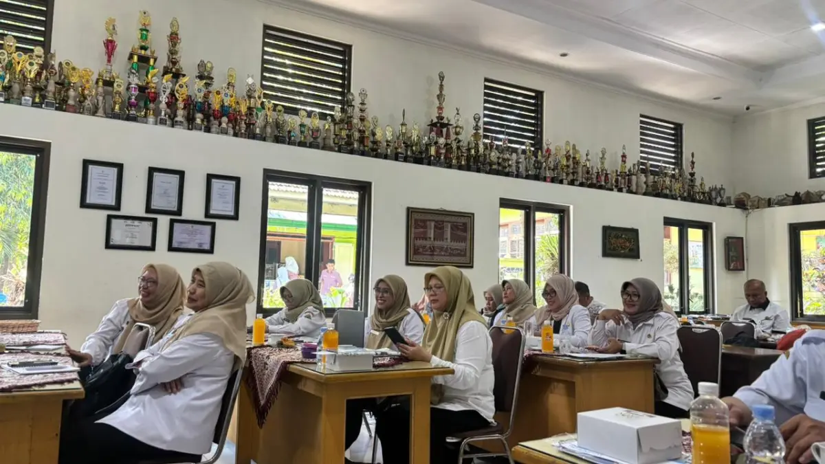 SEMANGAT: Para Kepala Sekolah antusias mengikuti pelatihan menulis buku antologi oleh Direktur PT. Cita Intrans Selaras Wawan Sulthon Fauzi MPd.