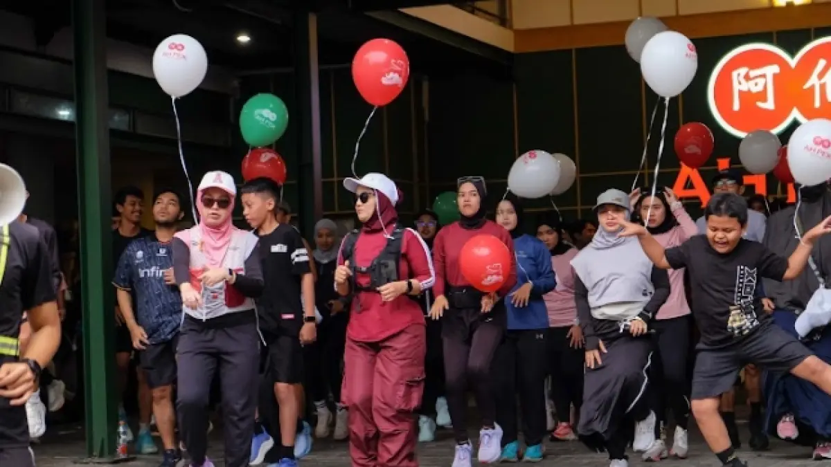 SERU: Fun Run yang digelar Ah Pek Kopitiam dalam rangka merayakan hari jadi pertamanya (10/5).