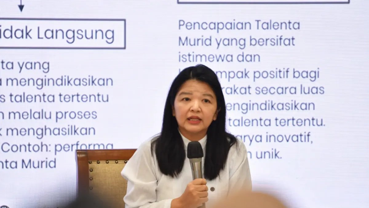 BERI WADAH MURID BERPRESTASI: Ketua Puspresnas Maria Veronica Irene Herdjiono menjelaskan mekanismen Sistem Informasi Manejemen Talenta (SIMT). (Dok Kemendikdasmen)