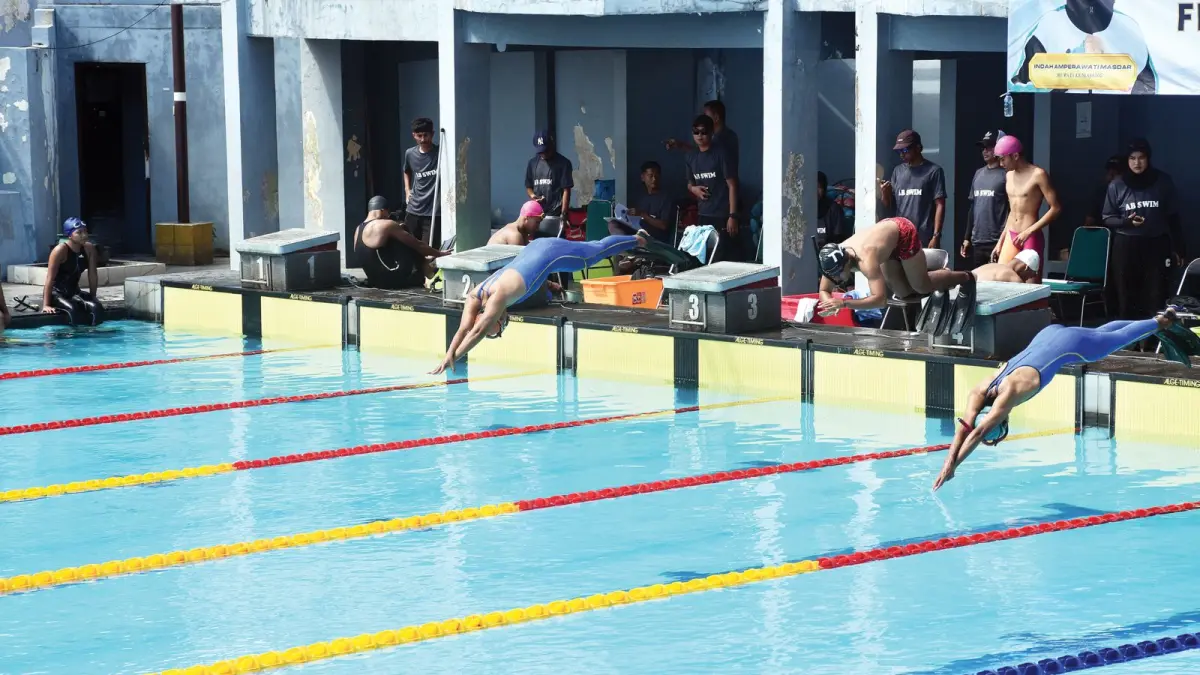TAMPIL ON FIRE: Atlet Akuatik Kota Malang Brilliant Padma (kiri) dan Alvin Krisna (kanan) melakukan diving start di Kolam Renang Veteran, Lumajang, Minggu lalu (10/5).