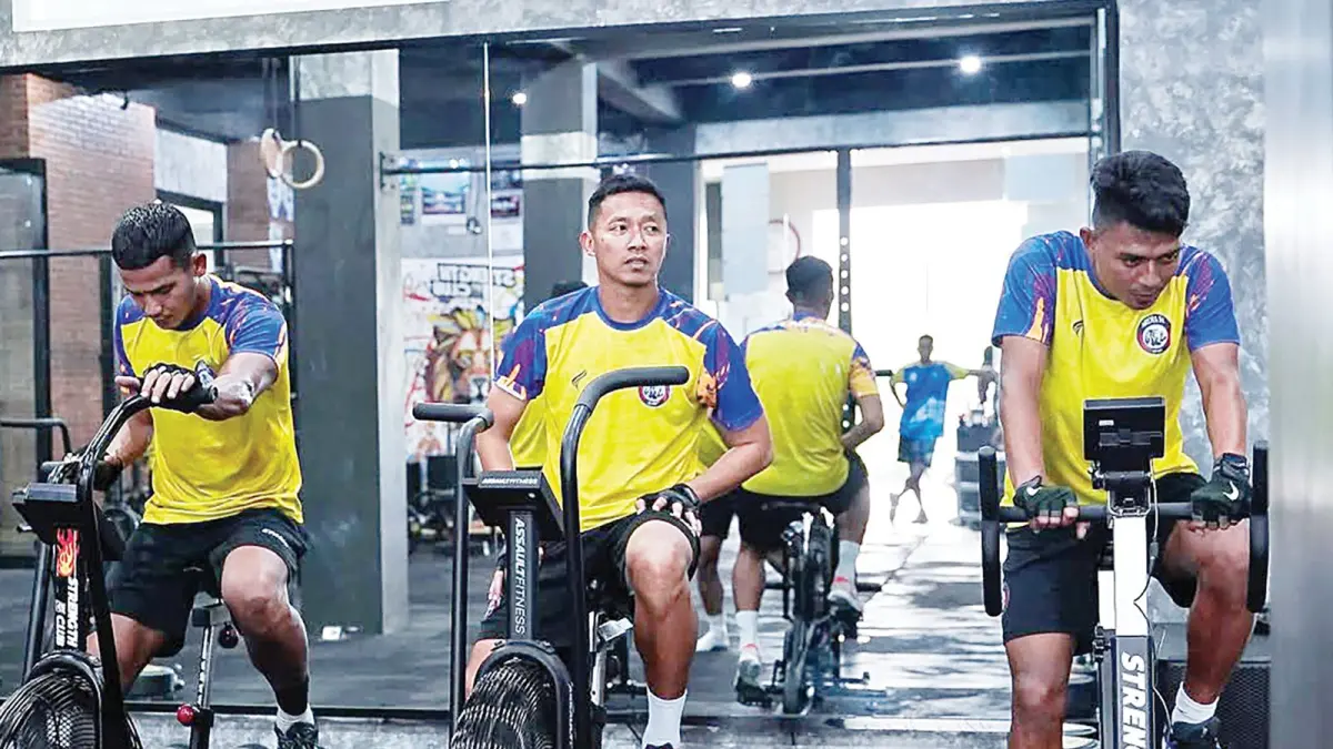 TERUS BERSIAP:  Dari kiri, Leo Guntara, Dendi Santoso, dan Dedik Setiawan menjalani sesi latihan gym, beberapa waktu lalu. (Foto: MO Arema FC)