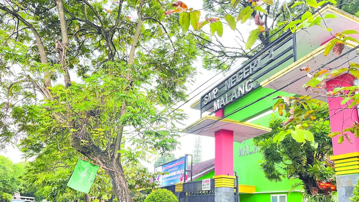 TUGAS TERBAGI: Suasana SMPN 2 Kota Malang pada libur long weekend Kenaikan Isa Al Masih, kemarin. Kasek SMPN 2 Kota Malang juga menjadi Plt Kepala SMPN 7 Malang, saat ini. (Nahdiatul Affandiah/Radar Malang)
