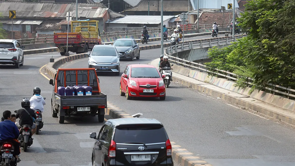 WACANA LAMA: Kepadatan yang kerap terjadi di Flyover Kedungkandang, di Jalan Mayjen Sungkono bisa terurai bila rencana pembangunan jalur lingkar timur (jalitim) direalisasikan. (DARMONO/RADAR MALANG)