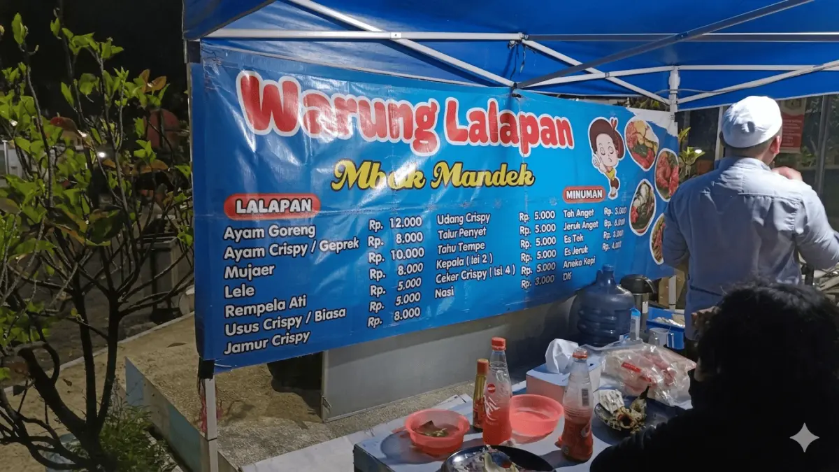 Warung lalapan mbok mandek menyediakan lalapan dan minuman. (Februar / Google Maps)