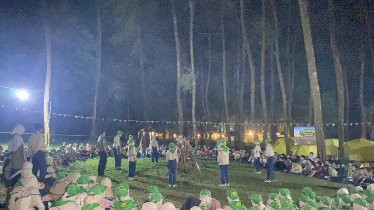 BERLANGSUNG SERU: Para siswa SD Muhammadiyah 9 Malang mengikuti pentas seni antarkelompok dalam Perkemahan Akhir Pekan Hizbul Wathan di kawasan wisata Ledok Ombo, Poncokusumo, Kabupaten Malang, pada 8–9 Mei.