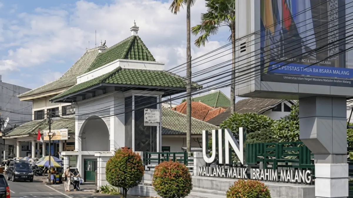 Area depan kampus UIN Maulana Malik Ibrahim Malang. (Disway Malang / Google)