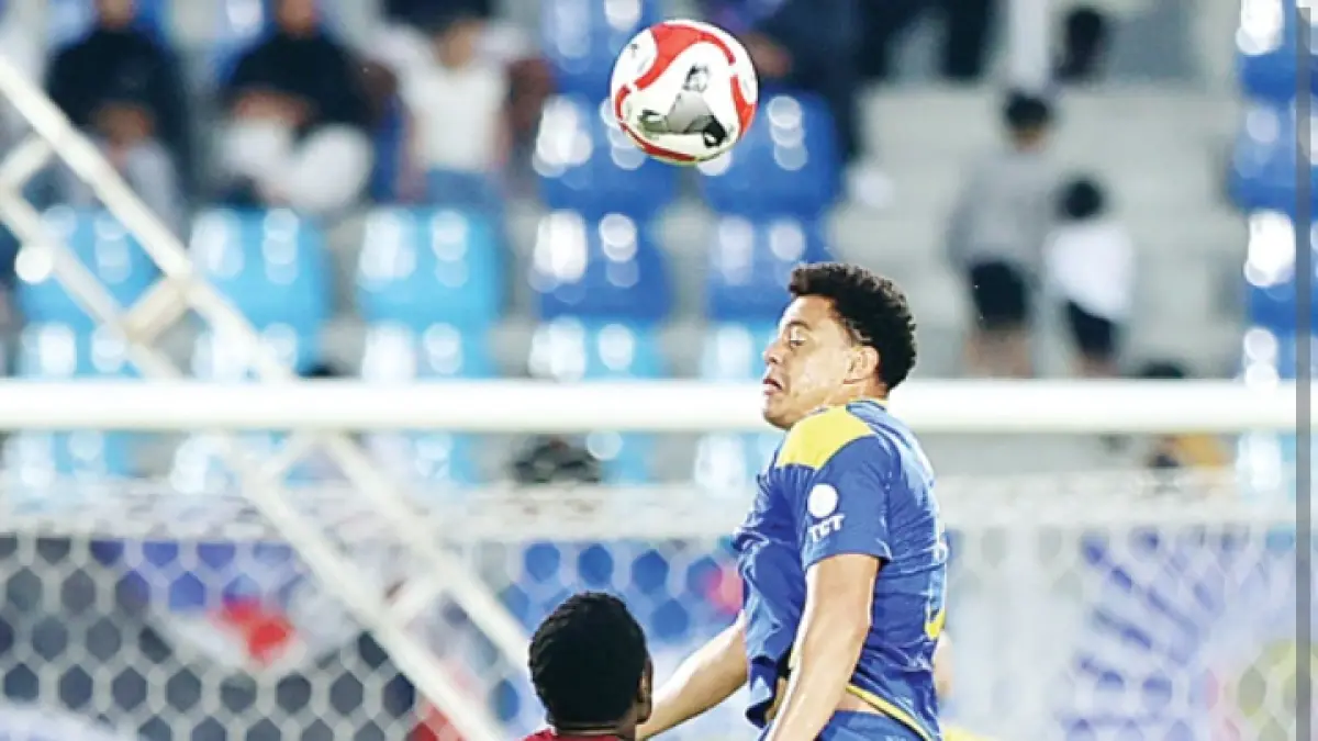 BANYAK OPSI: Walisson Maia berusaha menghalau bola dalam laga BRI Super League melawan PSM Makassar, beberapa waktu lalu.&nbsp;Darmono/Radar Malang&nbsp;
