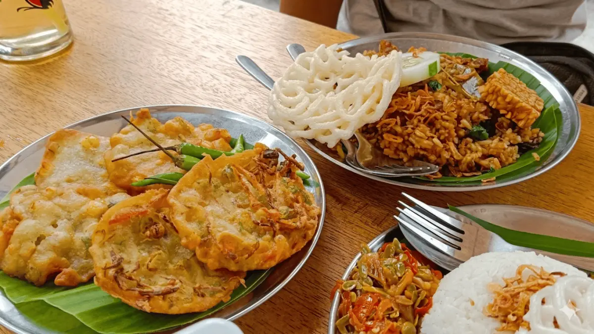 Hidangan bakwan dengan cabai rawit hijau dan makanan lainnya. (Dewhy Ryu / Google Maps)