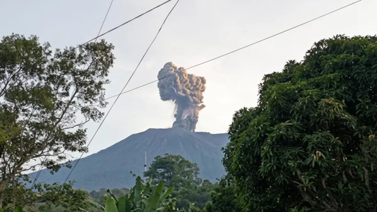 Ilustrasi erupsi Gunung Marapi Sumbar. (Sumber: Istimewa).