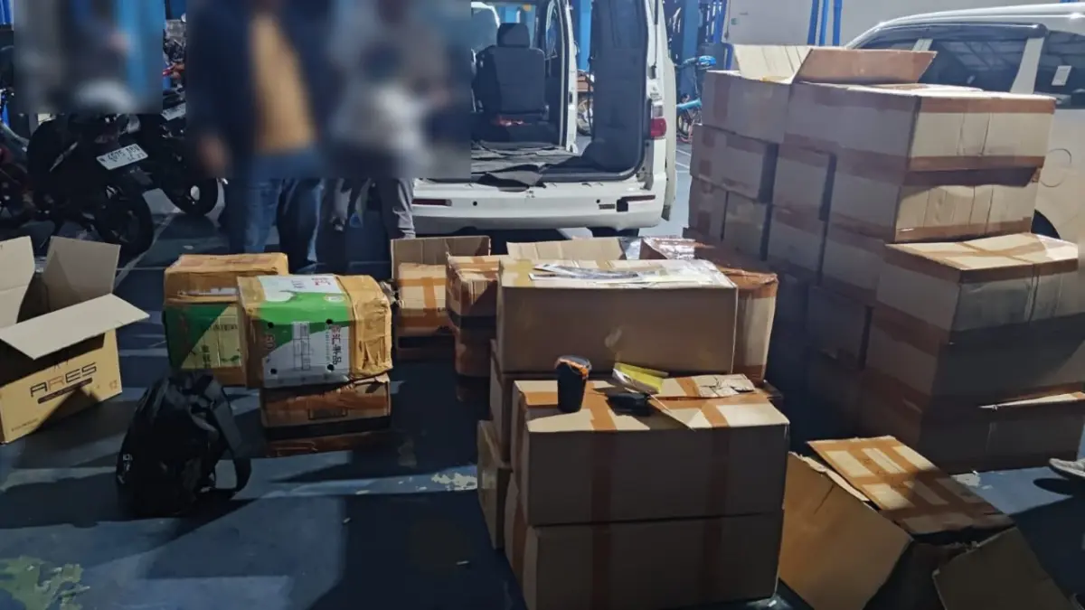 Kardus berisi arak ilegal diamankan Bea Cukai Malang dari mobil Granmax. (Dokumen Bea Cukai Malang)