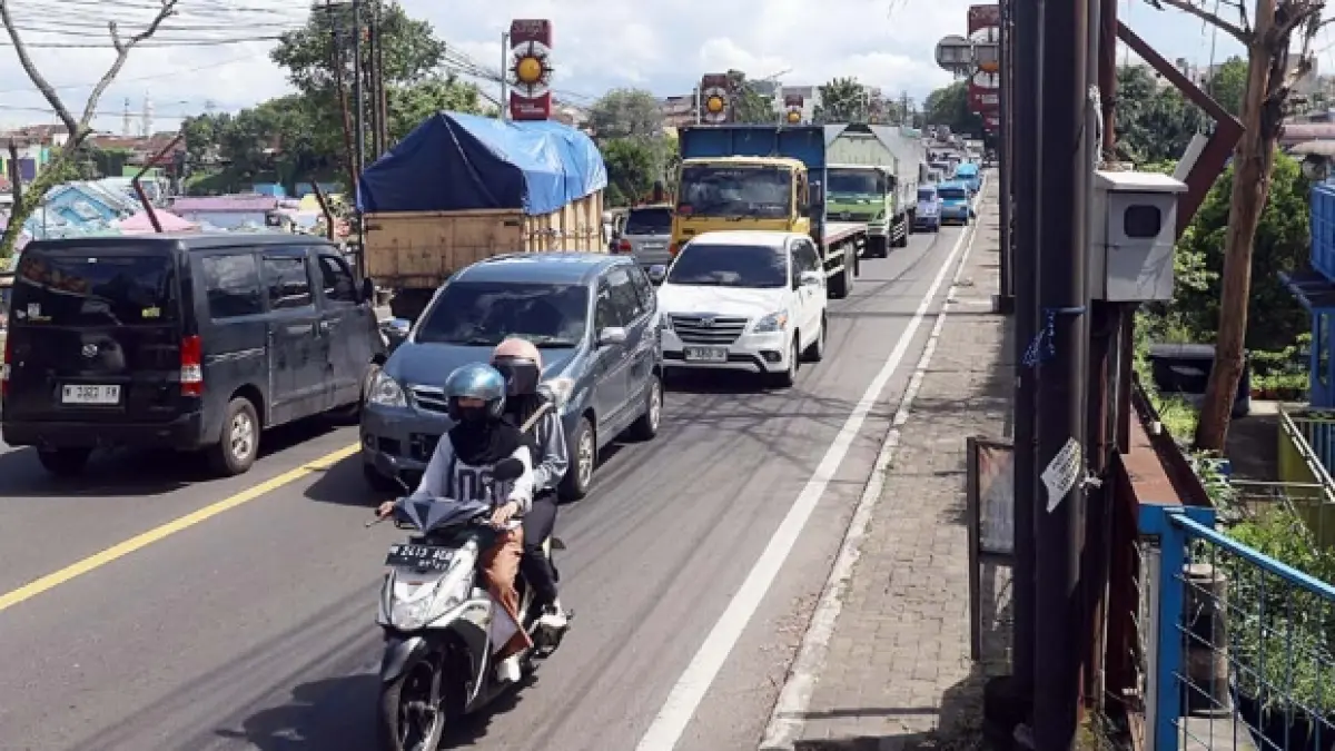 KAWASAN PADAT: Kemacetan di Jembatan Embong Brantas, Jalan Gatot Subroto sering terjadi karena adanya penyempitan jalan (bottleneck). (DARMONO/RADAR MALANG)