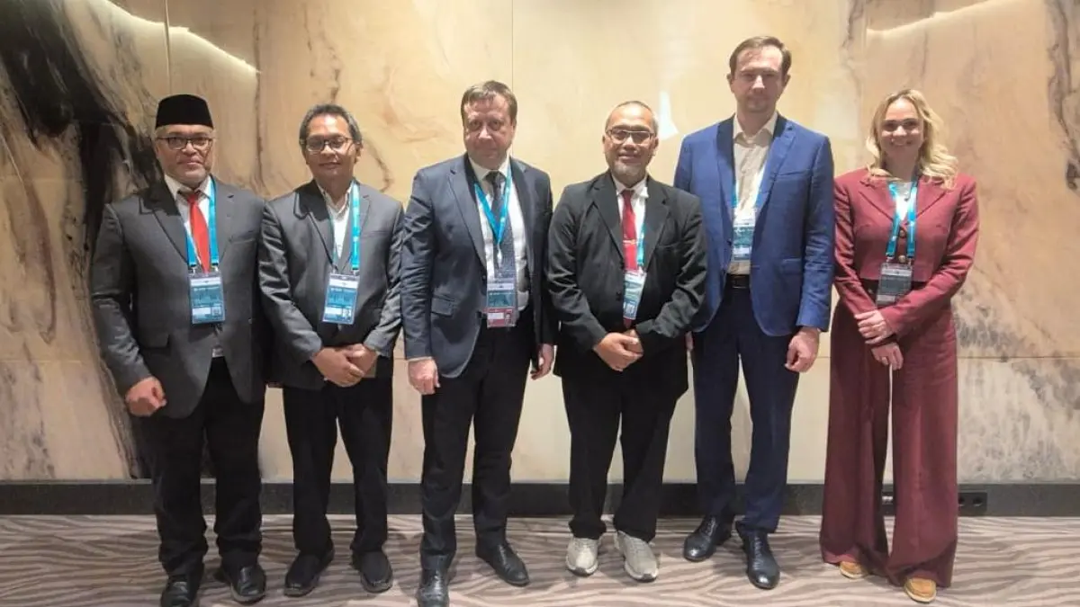 KOMPETEN: (dari kiri ke kanan) Dr Aan Eko Widiarto, M Kholid Mawardi Phd, Svetson Pavel, Prof Dr Unti Ludigdo, Alexander Udanov, dan Alenne.