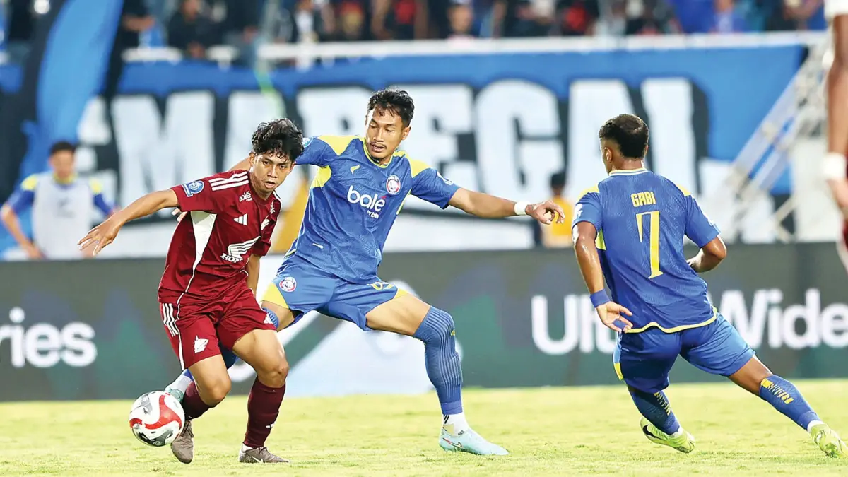MAKSIMALKAN LAGA PEMUNGKAS: Hansamu Yama dan Gabriel Silva berusaha merebut bola dari pemain PSM Makassar Ananda Raehan dalam laga BRI Super League di Stadion Kanjuruhan.

