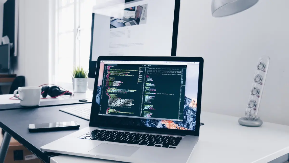 Pentingnya mencadangkan data ponsel agar tidak hilang akibat kerusakan dan kejahatan siber. (Sumber: Pixabay). 