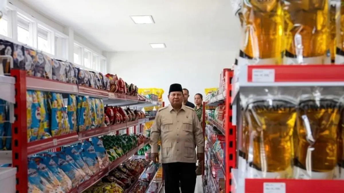 Prabowo mengecek stok bahan-bahan pokok di KDMP Desa Nglawak sebelum meresmikan 1.061 KDMP di Kabupaten Nganjuk. (Sumber: Istimewa).