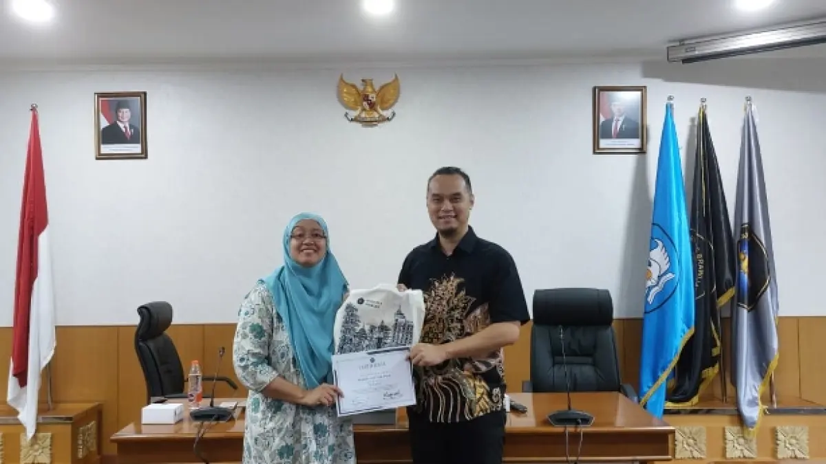 SINERGI: Pemberian cenderama mata dari Ketua International Relation Office FIA UB kepada pembicara