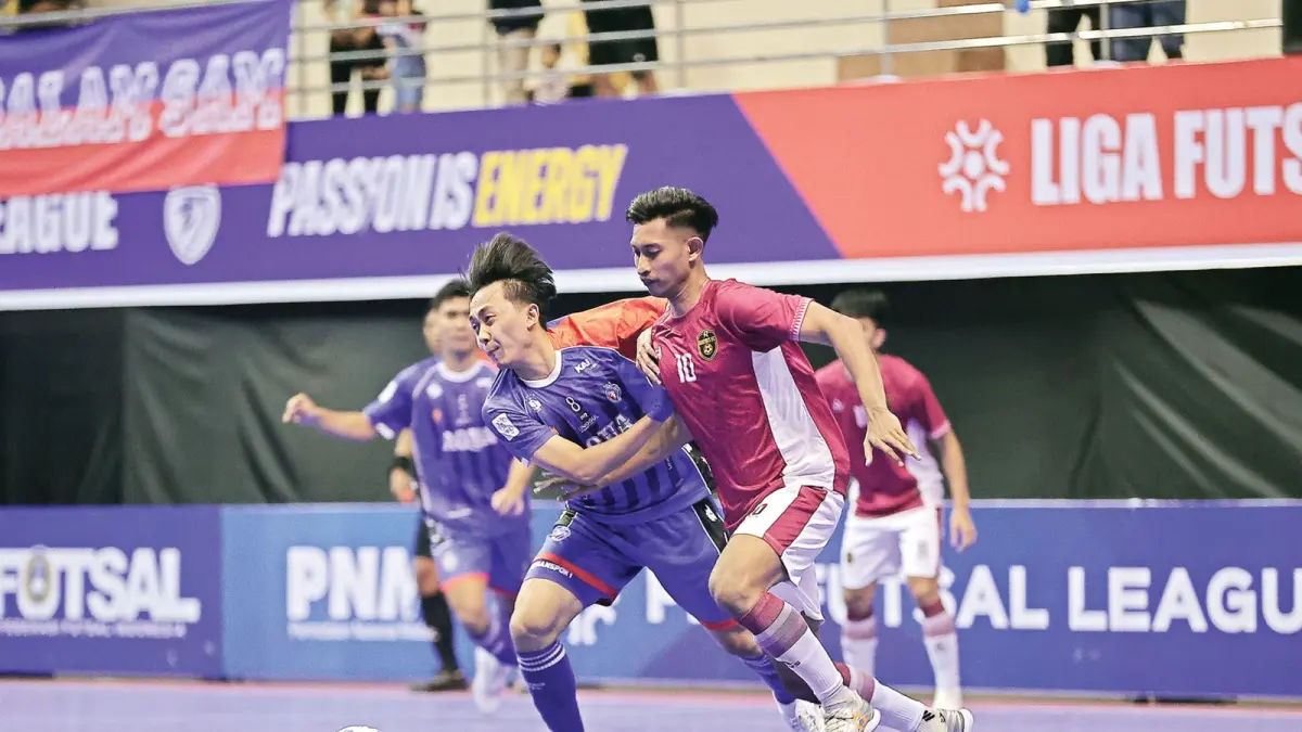 TAK MEREMEHKAN LAWAN: Adam Ahlan (kiri) berusaha lepas dari penjagaan pemain Raybit FC dalam laga PFL Series Malang di GOR Ken Arok pada putaran pertama lalu.