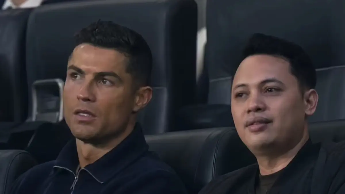 Tangkapan video AI seseorang bisa menonton sepak bola bersama Cristiano Ronaldo. (Instagram @wimmycrieda)