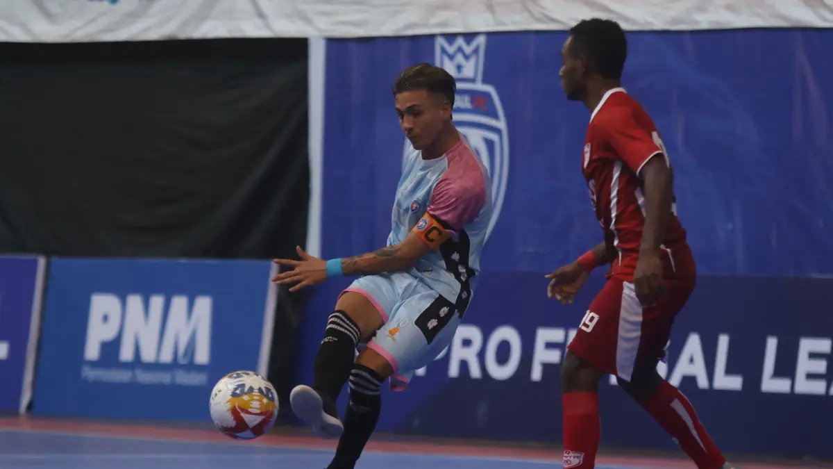 BAKAL TAMPIL NGOTOT: Andres Josue Teran melepaskan tembakan ke gawang Raybit FC dalam laga PFL Series Malang di GOR Ken Arok pada Sabtu lalu (18/5). (Foto: Darmono/Radar Malang)