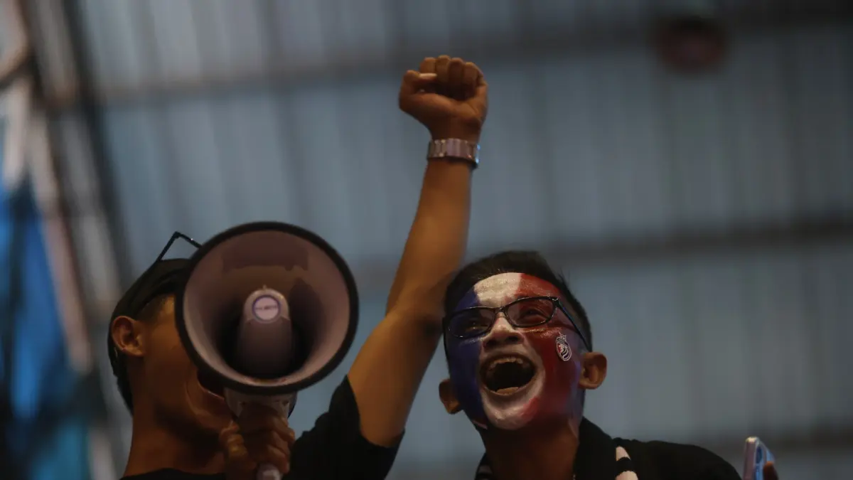 BERI DUKUNGAN: Suporter Unggul FC Malang memompa semangat Andres Josue Teran dan kawan-kawan dalam laga menghadapi Pangsuma FC Kalbar di  PFL Series Malang, kemarin. (Foto: Darmono/Radar Malang)